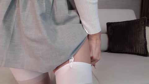 Snapshot of yummy_blonde chatting on 04-27-26, 09:29 you babe online show from 04-27-26, 09:29