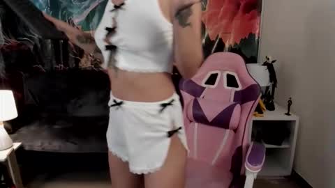 Snapshot of yunablack chatting on 10-17-25, 07:27 Yuna online show from 10-17-25, 07:27