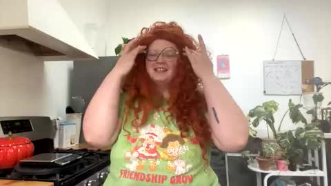 Snapshot of yungnotinnocent chatting on 12-17-25, 07:20 Etta and N online show from 12-17-25, 07:20