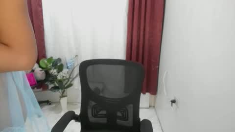 Yvonne online show from 10-23-25, 01:49