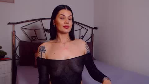 Snapshot of yvonneeverlee chatting on 05-16-26, 07:34 I V Y online show from 05-16-26, 07:34
