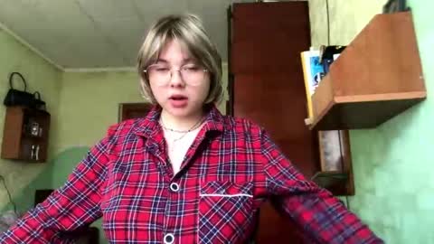 Snapshot of zafiellex chatting on 04-10-26, 08:19 Mia online show from 04-10-26, 08:19