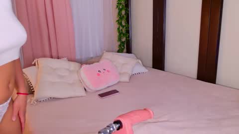 Snapshot of zafiiro_bluee2 chatting on 12-15-25, 12:37 online show from 12-15-25, 12:37