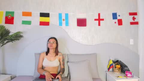 Snapshot of zafiro_n_amber chatting on 06-27-26, 02:12 Zafiro and Amber online show from 06-27-26, 02:12