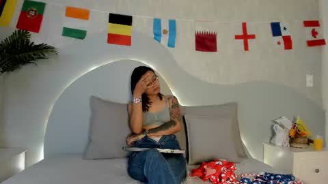Snapshot of zafiro_n_amber chatting on 07-04-26, 01:06 Zafiro and Amber online show from 07-04-26, 01:06