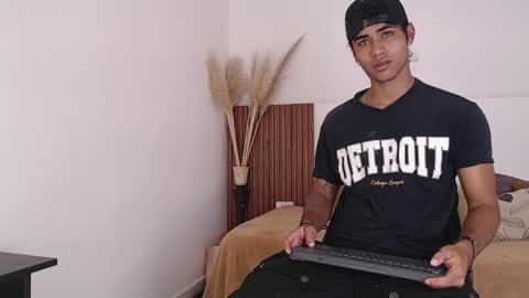 Snapshot of zander_2120 chatting on 12-13-24, 01:55 Zander online show from 12-13-24, 01:55