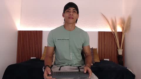 Snapshot of zander_2120 chatting on 12-21-24, 02:26 Zander online show from 12-21-24, 02:26