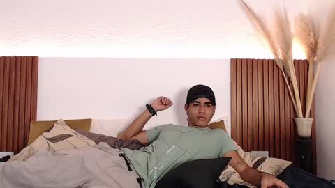 Snapshot of zander_2120 chatting on 12-21-24, 05:51 Zander online show from 12-21-24, 05:51