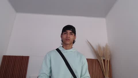 Snapshot of zander_2120 chatting on 01-05-25, 01:04 Zander online show from 01-05-25, 01:04