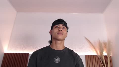 Snapshot of zander_2120 chatting on 01-14-25, 02:40 Zander online show from 01-14-25, 02:40