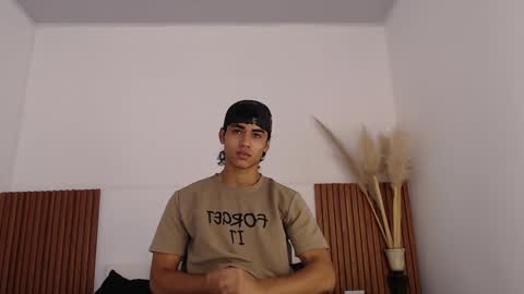 Snapshot of zander_2120 chatting on 01-16-25, 01:36 Zander online show from 01-16-25, 01:36