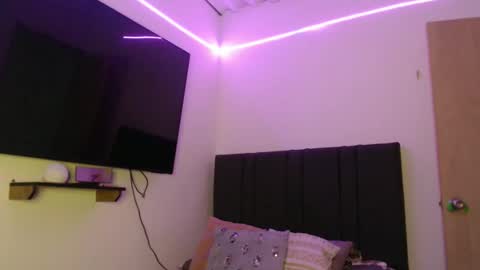 Snapshot of zarah_v chatting on 05-21-26, 10:06 Fernanda online show from 05-21-26, 10:06