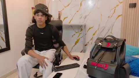 Snapshot of zayn_fox32 chatting on 08-01-26, 06:40 Zayn online show from 08-01-26, 06:40