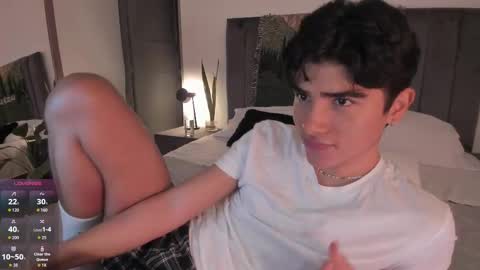 Snapshot of zayotto chatting on 11-22-25, 07:29 Hii im Zay. I save money for education. PVT Open. online show from 11-22-25, 07:29