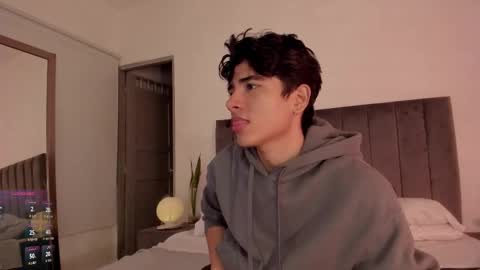 Snapshot of zayotto chatting on 11-30-25, 06:17 Hii im Zay. I save money for education. PVT Open. online show from 11-30-25, 06:17