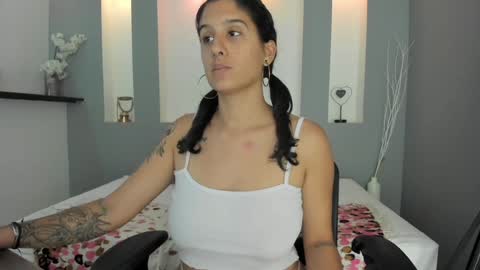 Snapshot of zean_lee chatting on 01-18-25, 02:33 Karolyne online show from 01-18-25, 02:33