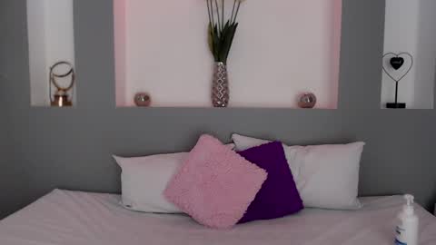 Snapshot of zean_lee chatting on 02-19-25, 07:38 Karolyne online show from 02-19-25, 07:38