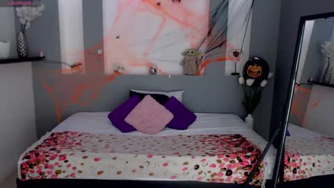 Snapshot of zean_lee chatting on 10-28-25, 08:00 Karolyne online show from 10-28-25, 08:00