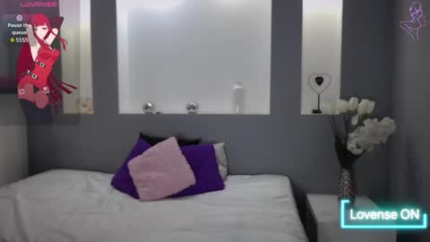 Snapshot of zean_lee chatting on 11-23-25, 11:32 Karolyne online show from 11-23-25, 11:32