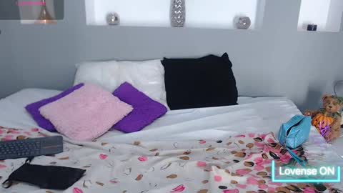 Snapshot of zean_lee chatting on 01-08-26, 08:22 Karolyne online show from 01-08-26, 08:22