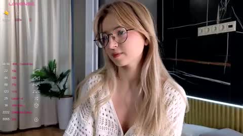 Avi online show from 10-10-25, 01:43