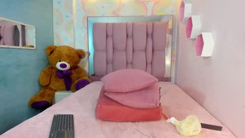 Snapshot of zephyra_angels1 chatting on 12-31-24, 04:25 ZEPHYRA ANGELS online show from 12-31-24, 04:25