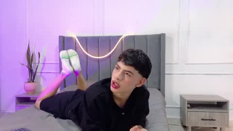 Snapshot of zeyn_smith chatting on 05-19-26, 12:11 zeyn_smith online show from 05-19-26, 12:11