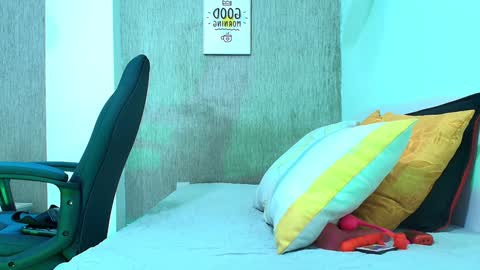 ZHAMIRA  ANDRES online show from 01-12-25, 04:00