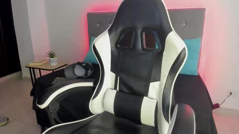 Snapshot of zhingarher chatting on 11-18-25, 03:23 Zhingarher online show from 11-18-25, 03:23