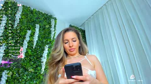 Snapshot of zinasquirts chatting on 01-12-25, 04:52 Galli online show from 01-12-25, 04:52