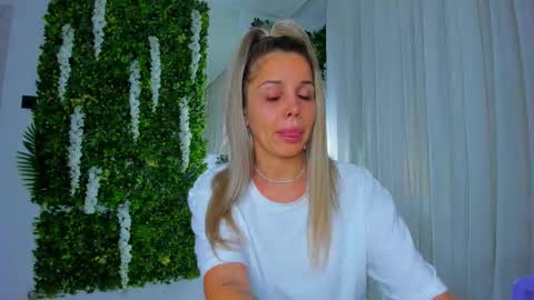 Snapshot of zinasquirts chatting on 10-06-25, 02:47 Galli online show from 10-06-25, 02:47