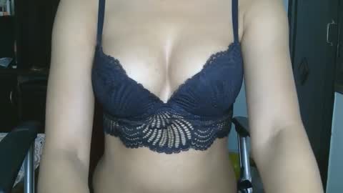 Snapshot of ziyaa_1 chatting on 12-17-25, 06:41 Ziyaa online show from 12-17-25, 06:41