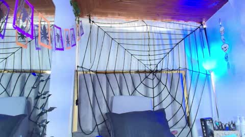 Zoe online show from 10-12-25, 12:37