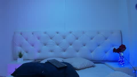 zoe_evaanss_ online show from 08-03-26, 06:33