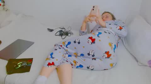 Snapshot of zoe_sexy69 chatting on 02-07-26, 04:43 ZOE online show from 02-07-26, 04:43