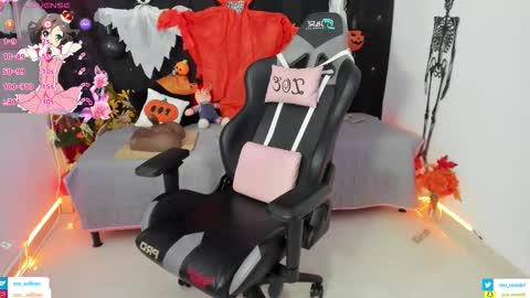 zoe_sullivan_ online show from 10-30-25, 09:11