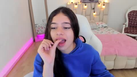 Snapshot of zoe_turnner_18 chatting on 02-20-25, 02:24 Zoe online show from 02-20-25, 02:24