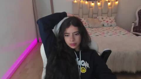 Snapshot of zoe_turnner_18 chatting on 03-11-25, 05:35 Zoe online show from 03-11-25, 05:35