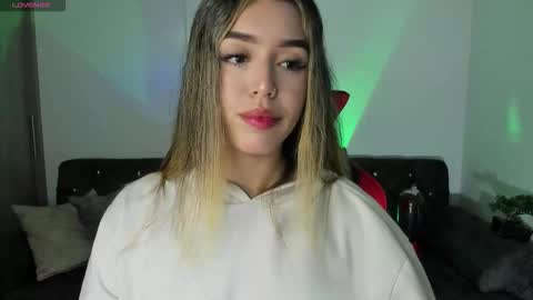 Snapshot of zoee_jackson chatting on 11-07-25, 02:22 zoee jackson online show from 11-07-25, 02:22