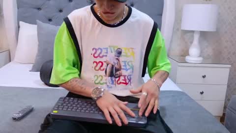 Zoe Krug online show from 09-27-25, 12:10