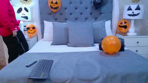 Zoe Krug online show from 10-15-25, 11:32