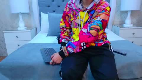 Zoe Krug online show from 11-04-25, 12:26