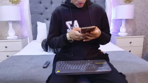 Zoe Krug online show from 11-17-25, 11:49