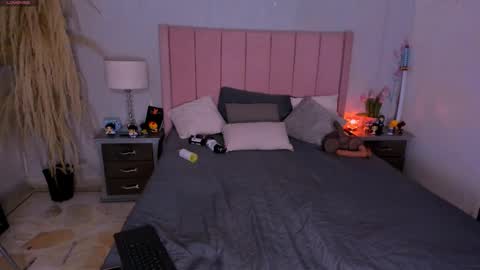 Snapshot of zoemiller32 chatting on 10-27-25, 01:59 CuteZoe online show from 10-27-25, 01:59