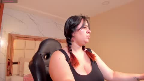 Snapshot of zoes_mile chatting on 04-28-26, 11:37 Zoes online show from 04-28-26, 11:37