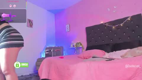 Snapshot of zoevelvett chatting on 05-14-26, 12:23 online show from 05-14-26, 12:23