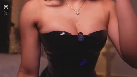 zoevidal_ online show from 03-11-26, 12:22