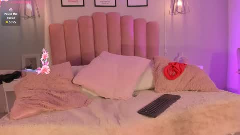 Snapshot of zoewhitte chatting on 12-03-25, 10:46 ZOE online show from 12-03-25, 10:46