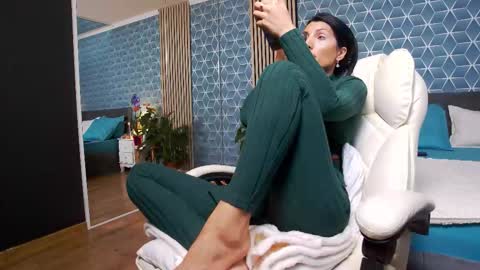 Zoey online show from 11-14-25, 05:33