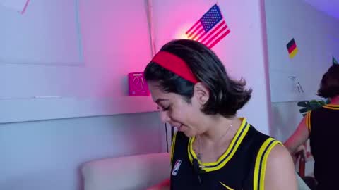 Snapshot of zoeypetit chatting on 07-16-26, 02:12 Zoey online show from 07-16-26, 02:12